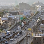 多くの車で混雑する加古川バイパス。国は播磨臨海地域道路の整備で通行量の分散を図る＝加古川市平岡町新在家
