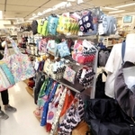 ７月１日のレジ袋有料化義務付けに合わせ、設けられたマイバッグ売り場。カラフルなものやリュックタイプなどさまざまな商品が並ぶ＝神戸市中央区下山手通２、東急ハンズ三宮店（撮影・辰巳直之）