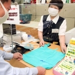 無料で貸し出す「レンタルバッグ」を置くコープこうべの店舗＝神戸市兵庫区駅南通５