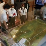 明延鉱山とのつながりを紹介するジオラマなども展示＝朝来市佐嚢