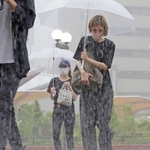 大粒の激しい雨の中を歩く人たち＝３０日午前、神戸市中央区相生町３（撮影・吉田敦史）