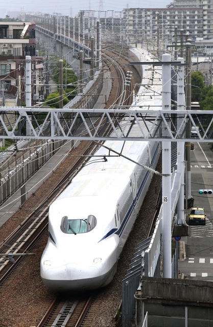 午前６時に東京駅を出発し、西宮市の六甲トンネル前を走行する「Ｎ７００Ｓ」の一番列車「のぞみ１号」＝１日午前８時３０分、西宮市上甲東園４、山陽新幹線記念公園（撮影・風斗雅博）
