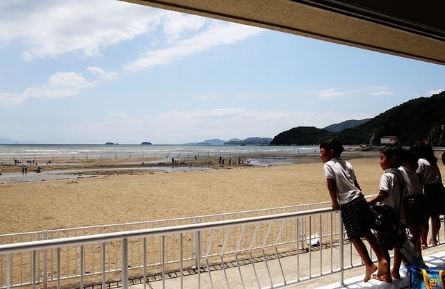 海開きを迎えた海水浴場を眺める子どもたち＝１日午後、たつの市御津町黒崎