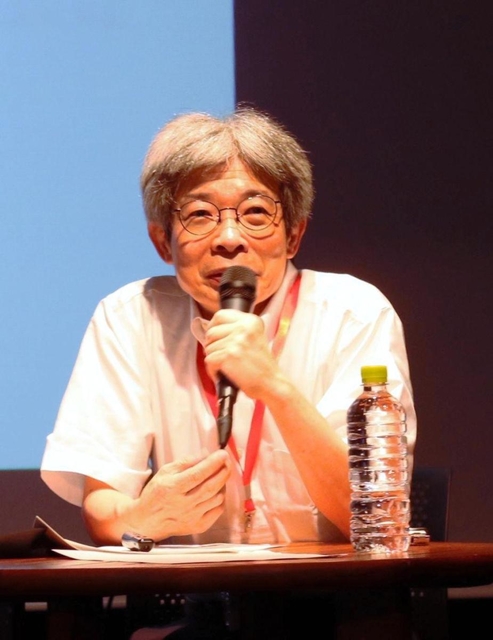 江原河畔劇場で、「先端的すぎず、ありきたりでもない集客を見込める演目を選んだ」と語る平田オリザさん＝豊岡市日高町日置（撮影・阿部江利）