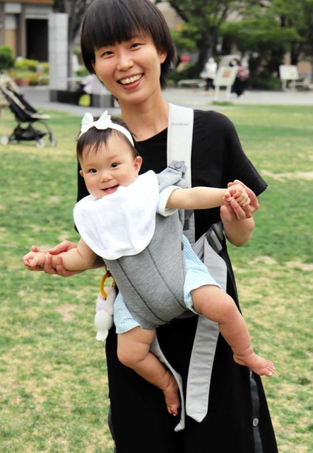 お母さんとの散歩で笑顔の泉ちゃん（１）