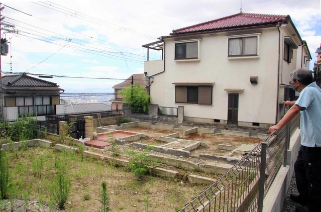 土砂崩れが起きた現場近くでは、被害を受けて解体された民家の基礎部分だけが残る＝神戸市灘区篠原台