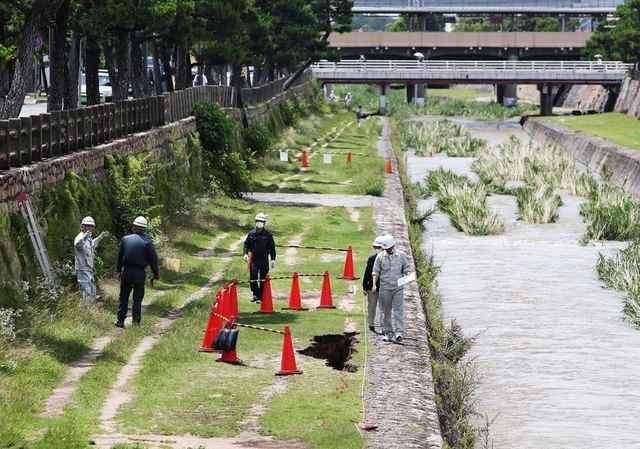 大雨により陥没したとみられる芦屋川沿いの河川敷＝８日午前１０時３８分、芦屋市公光町（撮影・風斗雅博）