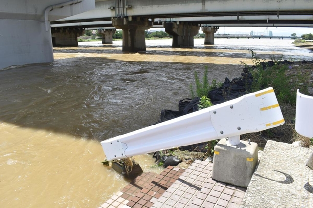 大雨の影響で増水している武庫川＝西宮市武庫川町２