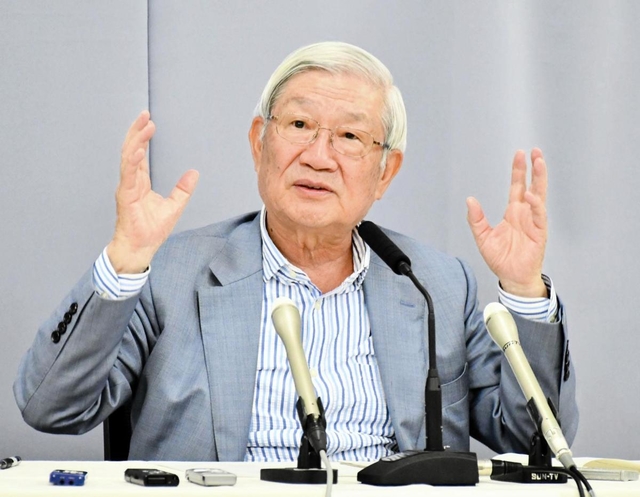 ポストコロナ社会兵庫会議の提言について説明する座長の五百旗頭真・兵庫県立大理事長＝８日午後、兵庫県庁