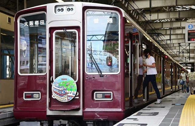 阪急神戸線１００周年を祝うファミリアのオリジナルデザインを掲げた車両＝１０日午前、神戸市中央区、阪急神戸三宮駅（撮影・秋山亮太）