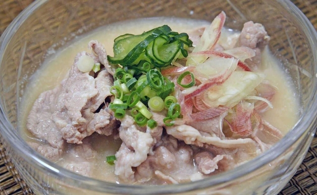たっぷりの豚肉や野菜とともに、酒かすのコクが味わえるかす汁