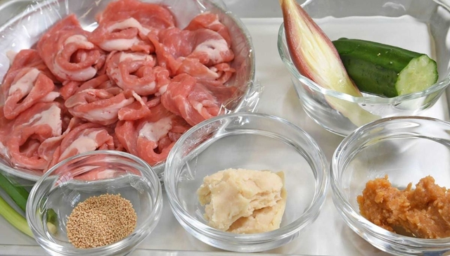 酒かすに食物繊維豊富。酒かす（写真中央手前）は不溶性食物繊維が豊富に含まれるので、便通をよくする効果が期待できる