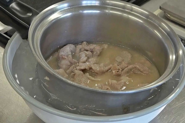 氷水で冷やしてさっぱり。みそは酒かすの味を引き立たせる。さっぱりとした豚肉は冷たい汁物に合う