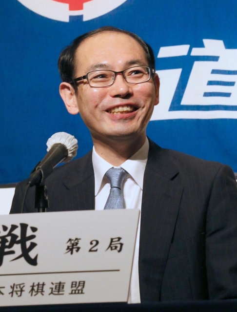 対局前日の記者会見で笑顔を見せる木村一基王位＝１２日午後、札幌市、ホテルエミシア札幌