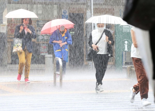 激しい雨に見舞われた神戸の市街地＝１４日午前、神戸市中央区（撮影・吉田敦史）