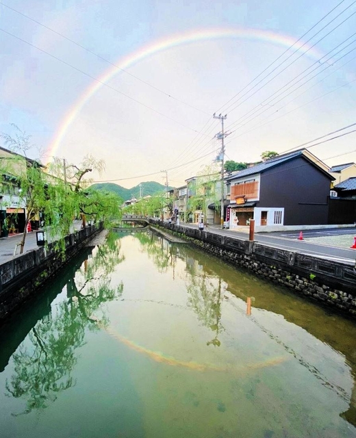 城崎温泉にかかった丸い虹＝午後６時５６分、豊岡市城崎町湯島（新原光晴さん提供）