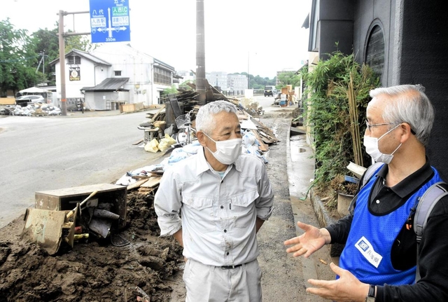 被災者に現状を尋ねる「ひょうごボランタリープラザ」の高橋守雄所長（右）＝１５日午後、熊本県人吉市新町
