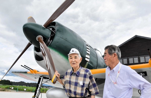 「紫電改」の模型の前で戦時中の記憶をたどる笠井智一さん（左）＝１５日午後、加西市鶉野町