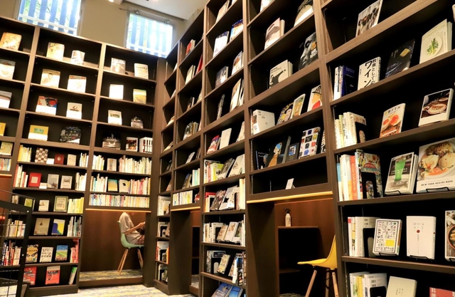 本が並ぶ書架。その場で本を読めるスペースもある＝三田市富士が丘５、寿ノ湯