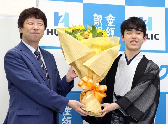 最年少でタイトルを獲得した藤井聡太棋聖（右）と師匠の杉本昌隆八段＝１６日午後、大阪市福島区の関西将棋会館（撮影・吉田敦史）