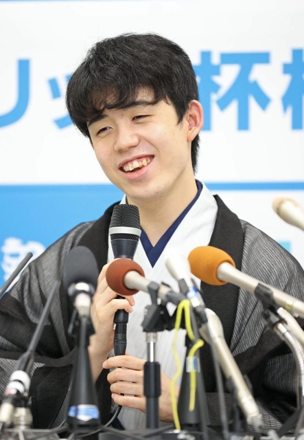 最年少でタイトルを獲得し笑顔で会見する藤井聡太棋聖＝１６日午後、大阪市福島区の関西将棋会館（撮影・吉田敦史）