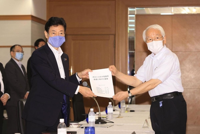 井戸敏三知事（右）から要望書を受け取る西村康稔・経済再生担当相＝１９日午前、神戸ポートピアホテル（撮影・鈴木雅之）