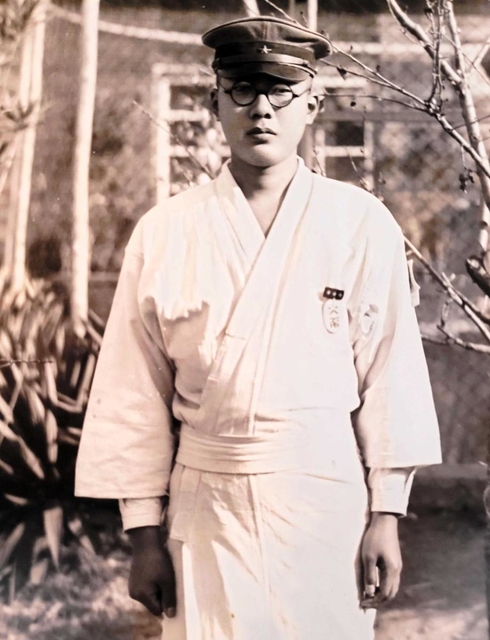 大阪の陸軍病院で療養する荒浜威さん（１９４４年撮影、荒浜悦子さん提供）