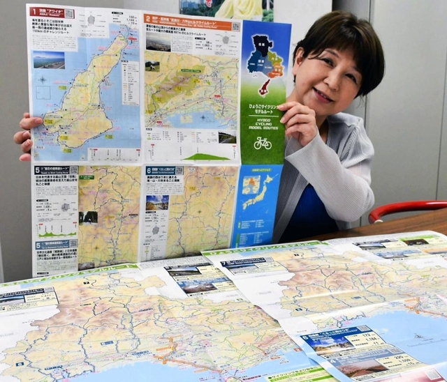 兵庫県が作製した「ひょうごサイクリングモデルルート」の冊子＝兵庫県庁