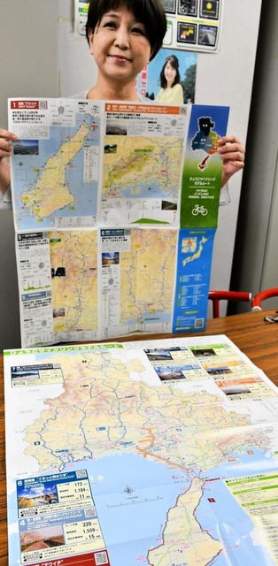 兵庫県が作製した「ひょうごサイクリングモデルルート」の冊子＝兵庫県庁