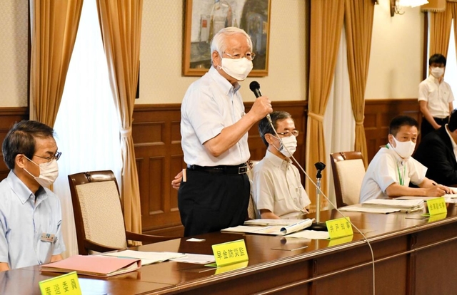 兵庫県の新型コロナウイルス感染症対策協議会会合で発言する井戸敏三知事（中央）＝神戸市内