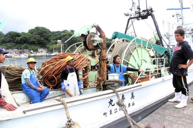 濱根秀樹さん（右端）が船長を務める漁船「美寿丸」で働くインドネシア人技能実習生たち＝兵庫県新温泉町諸寄、諸寄漁港