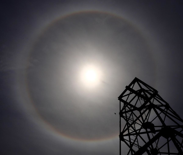 太陽の周りに現れた日暈＝２２日午後、神戸市北区有馬町、有馬温泉