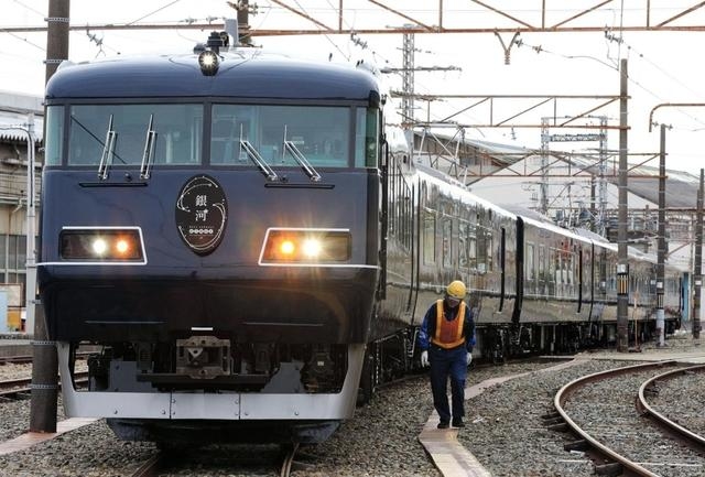 報道陣に公開された「ウエストエクスプレス銀河」＝１月２５日、大阪府吹田市（撮影・鈴木雅之）
