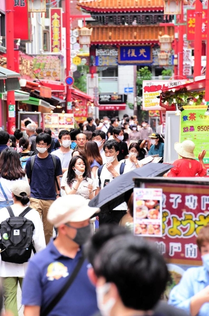 夏の４連休初日の海の日。食べ歩き客らでにぎわう南京町＝２３日午後、神戸市中央区元町通２