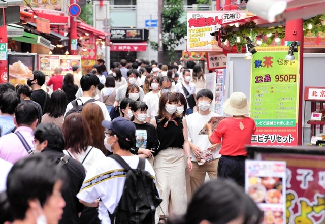 夏の４連休初日の海の日。食べ歩き客らでにぎわう南京町＝２３日午後、神戸市中央区元町通２