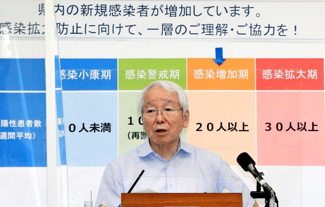兵庫県が「感染増加期」に入ったことを受けて会見する井戸敏三知事＝２３日夜、兵庫県庁（撮影・鈴木雅之）