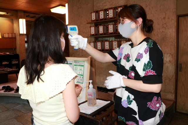 城崎温泉の旅館では、アルコール消毒と検温で宿泊客が出迎えられた＝２３日午後、豊岡市城崎町湯島、小林屋（撮影・竜門和諒）