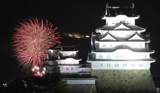 姫路城の背景を彩る花火＝２４日夜、姫路市本町の美樹ビルから撮影