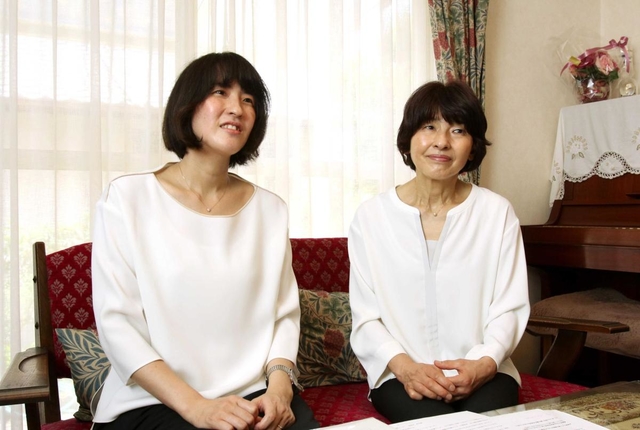 新型コロナウイルスの風評被害や横野浩一さんの闘病生活について語る長女伏谷由佳さん（左）と妻の横野典子さん＝神戸市須磨区（撮影・中西大二）