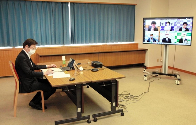 西村康稔経済再生担当相らとウェブ会議で意見交換する神戸市の久元喜造市長＝同市役所