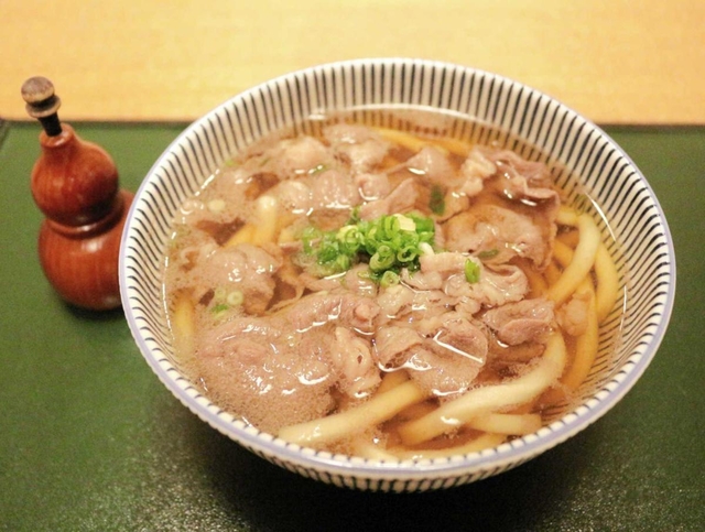 対局者らの人気を集める肉うどん
