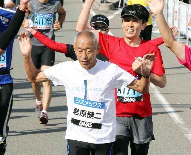 ２０１２年の神戸マラソンにゲストランナーとして参加し、ゴールする君原健二さん＝神戸市中央区港島中町６