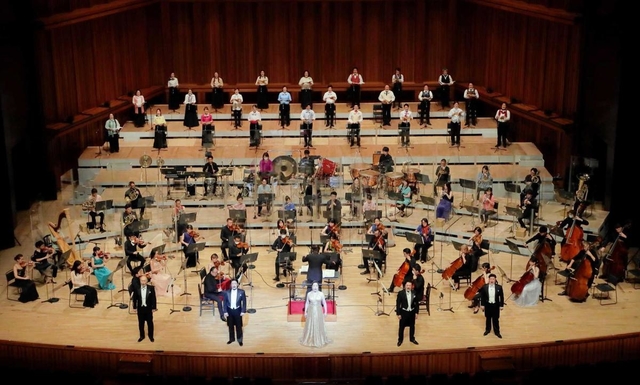 オペラ歌手と合唱団、兵庫芸術文化センター管弦楽団による演奏会＝兵庫県立芸術文化センター（同センター提供）