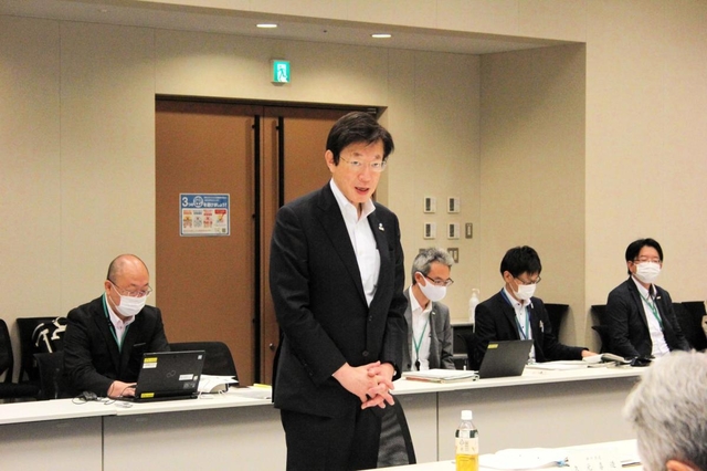 国の２０２１年度予算編成に対する神戸市の要望を説明する久元喜造市長＝東京都千代田区