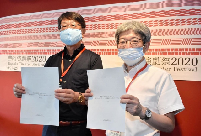 感染症対策のガイドラインを手にする平田オリザさん（右）と中貝宗治市長＝豊岡市日高町日置