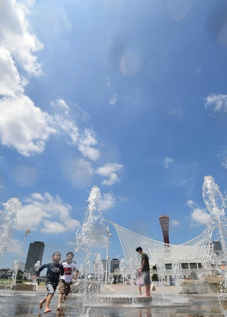 梅雨明けした青空の下で水遊びをする子どもら＝３１日午前、神戸市中央区、メリケンパーク