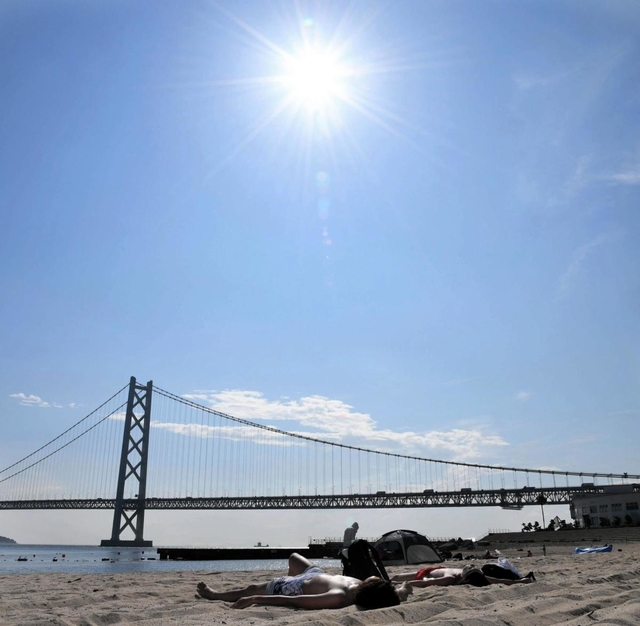梅雨が明け、夏の日差しが照りつけるが閑散とする砂浜＝３１日午後、神戸市垂水区海岸通、アジュール舞子