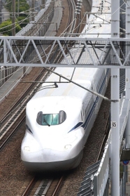 午前６時に東京駅を出発し、西宮市の六甲トンネル前を走行する「Ｎ７００Ｓ」の一番列車「のぞみ１号」＝１日午前８時３０分、西宮市上甲東園４、山陽新幹線記念公園（撮影・風斗雅博）