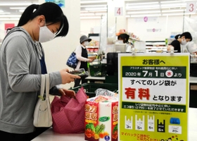 マイバッグに荷物を詰める買い物客＝１日午前、神戸市灘区備後町５、トーホーストア六甲道駅前店（撮影・中西幸大）