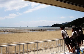 海開きを迎えた海水浴場を眺める子どもたち＝１日午後、たつの市御津町黒崎